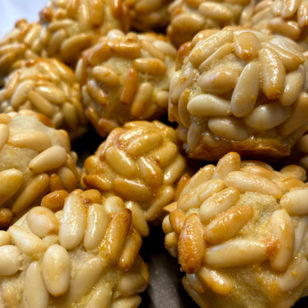 Perfekte Panellets  Katalanske Marcipankugler med Pinjekerner 