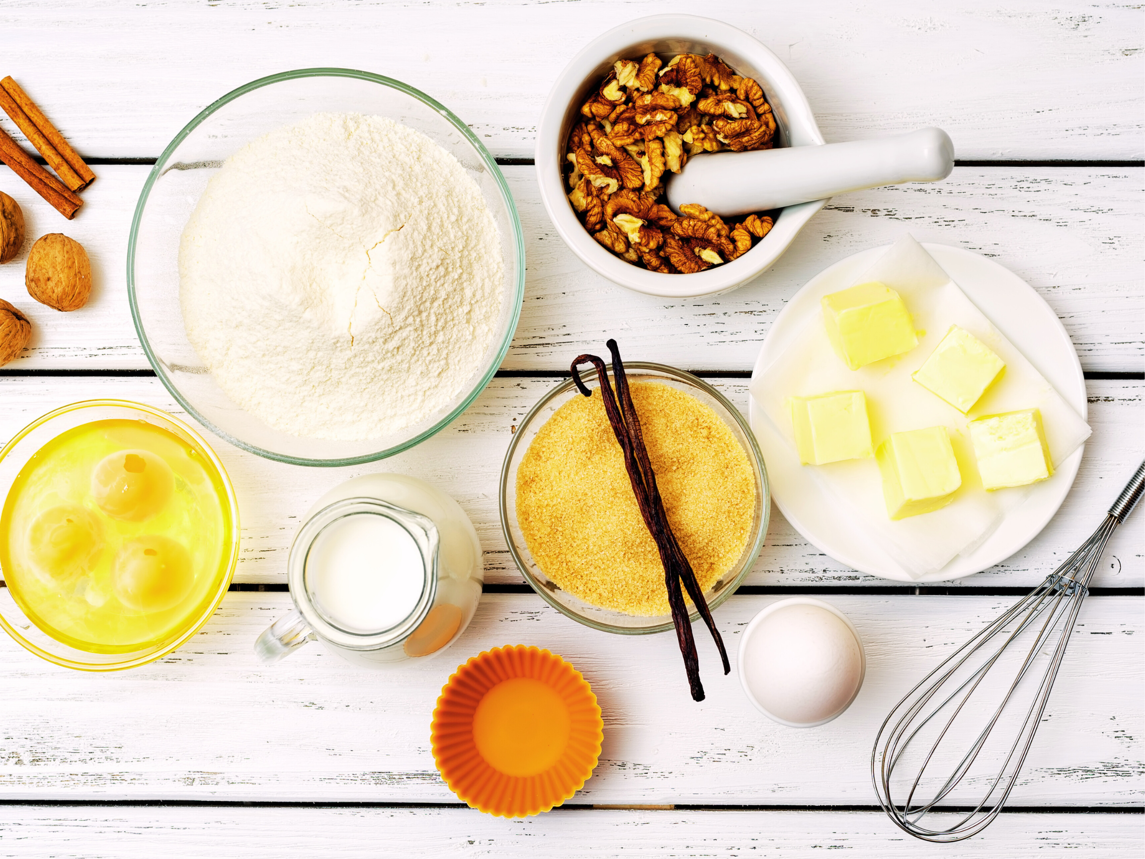Vanilje er en alsidig og lkker ingrediens, der kan bruges til at tilfje smag og aroma til en bred vifte af retter og opskrifter. Her er nogle mder, du kan bruge vanilje p:  Bagning: Vanilje er en uundvrlig ingrediens i mange bagvrksopskrifter, herunder kager, cookies, muffins, cupcakes og brd. Du kan bruge vaniljeekstrakt, vaniljepulver eller vaniljestnger til at tilfje en lkker vaniljesmag til dine bagvrk.  Desserter: Vanilje er en klassisk smag i mange desserter, herunder is, pudding, creme brulee, fldeboller, panna cotta og cheesecake. Du kan bruge vaniljeekstrakt, vaniljepulver eller vaniljestnger til at tilfje en subtil vaniljesmag og aroma til dine desserter.