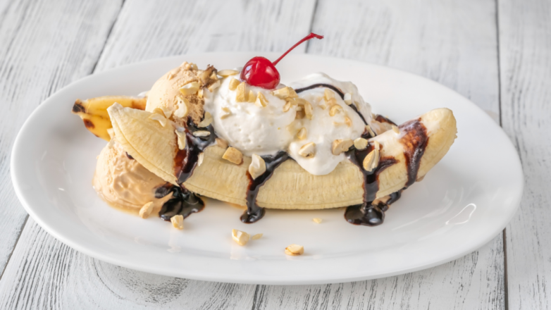 Banan split med vaniljeis og chokoladesauce