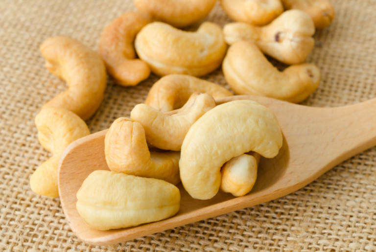 Vores saltede cashewnødder består af cashewnødder fra Vietnam, som er ristet i ovnen. Sådan laver du hjemmeristet cashewnødder. Når saltet er opløst hæld da cashewnødderne i og lad dem blive i opløsningen i 20 minutter. Dræn vandet fra cashewnødderne og kom dem i arctic fryeren, tænd arctic fryeren og giv dem ca 20 minutter ( der er stor forskel på arctic fryer, så prøv dig lidt frem. ) hvis man ønsker at lave mere end en portion kan genbruge vandet. Cashewnødder er god som snack, mellemmåltid osv.
